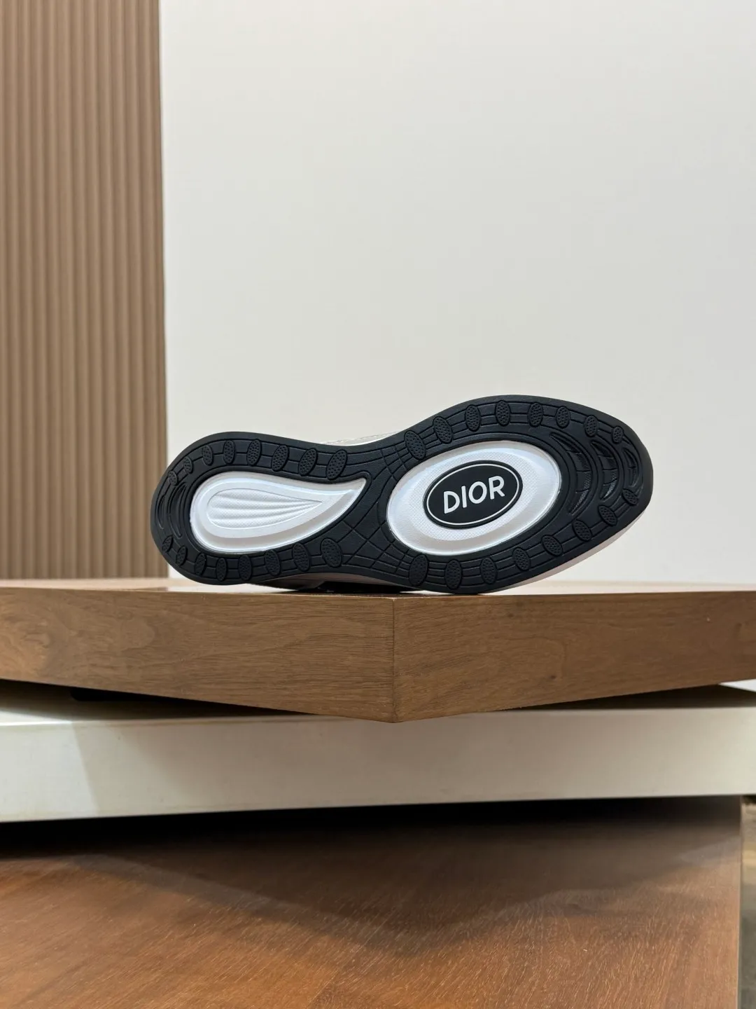 💰800 Dior's latest men's fashion sneakers. This item draws inspiration from retro jogging shoes. Featuring a thick, low-top design, it features a mesh fabric upper and an ultra-light rubber foam sole. The side is decorated with an embossed "Di~r" logo. Code number: 39-44 (order 38, 45, 46)